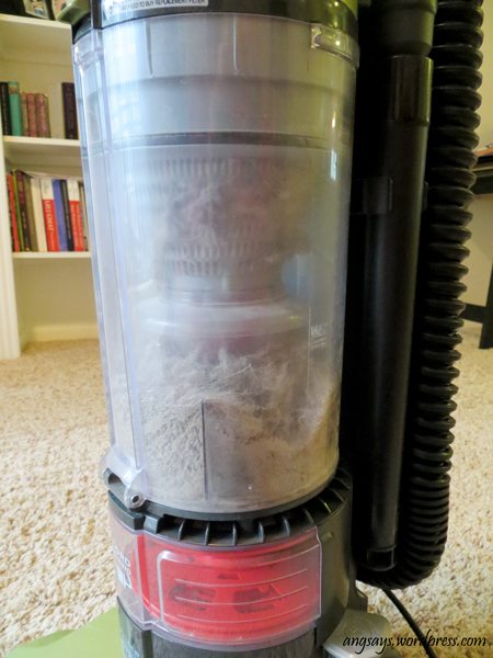 Clean a bagless vacuum